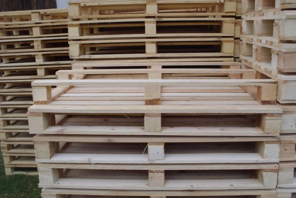 Stos jasnych, drewnianych palet euro ułożonych jedna na drugiej. Widoczne naturalne usłojenie drewna i surowa faktura. Palety gotowe do transportu lub magazynowania.