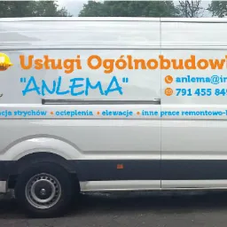 Biały samochód dostawczy z pomarańczowym napisem 'Usługi Ogólnobudowlane ANLEMA' oraz listą usług: adaptacja strychów, ocieplenia, elewacje i inne prace remontowo-budowlane. Na tylnej szybie...