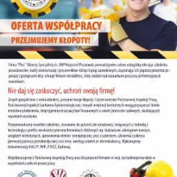 Mężczyzna w kasku BHP uśmiecha się, trzymając deskę. W tle pracownicy i logo firmy oferującej usługi BHP i szkolenia. Oferta współpracy i przejęcie kłopotów.