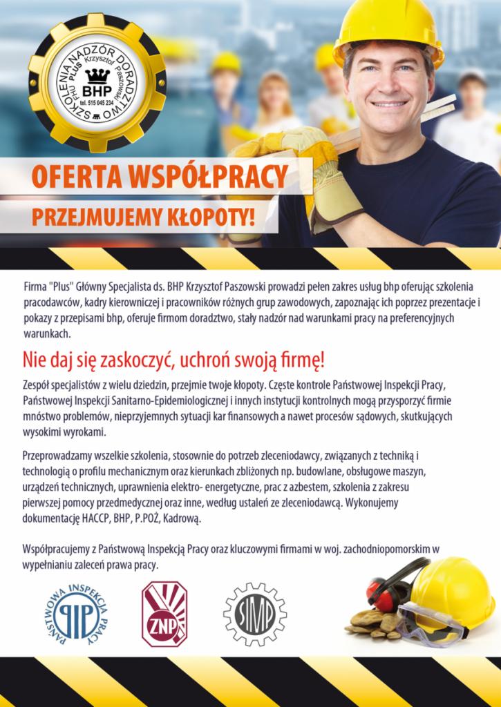 Mężczyzna w kasku BHP uśmiecha się, trzymając deskę. W tle pracownicy i logo firmy oferującej usługi BHP i szkolenia. Oferta współpracy i przejęcie kłopotów.