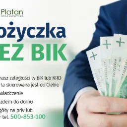 Mężczyzna w garniturze trzyma w dłoni plik banknotów 100 zł na tle grafiki z napisem 'Pożyczka BEZ BIK' i informacjami kontaktowymi.