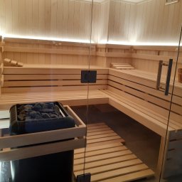 Realizacja SAUNAWIS: sauna fińska wykonana z osiki bezsęcznej, profil STS, ławki z drewna abachi oraz piec elektryczny