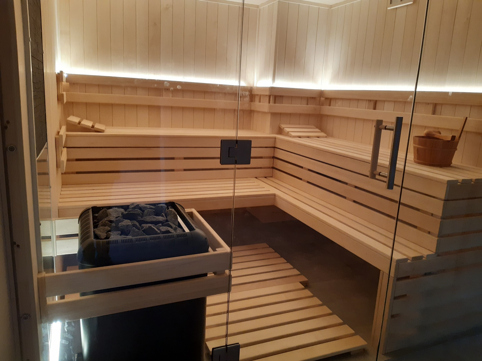 Realizacja SAUNAWIS: sauna fińska wykonana z osiki bezsęcznej, profil STS, ławki z drewna abachi oraz piec elektryczny