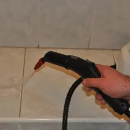 Czyszczenie fug na kafelkach parownicą Karcher SC 5.000, strumień pary skierowany wzdłuż spoiny.