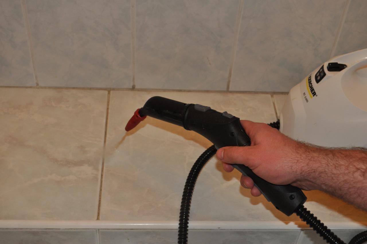 Czyszczenie fug na kafelkach parownicą Karcher SC 5.000, strumień pary skierowany wzdłuż spoiny.