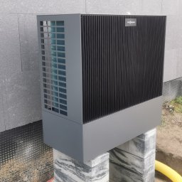 NSTAL-SERVICE Michał Bury Technika Grzewcza i Sanitarna - Jednostka zewnętrzna pompy ciepła wraz z naszym fundamentem.