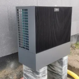 Jednostka zewnętrzna pompy ciepła wraz z naszym fundamentem.