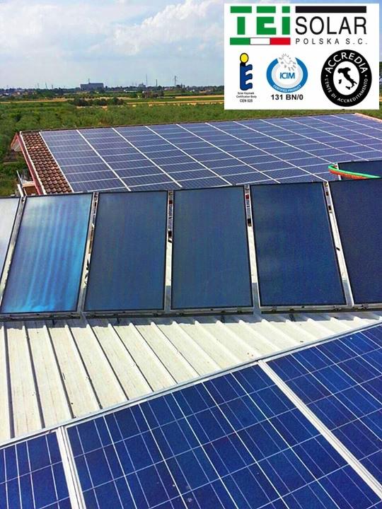 Instalacja solarna na dachu z panelami fotowoltaicznymi i kolektorami słonecznymi, widoczne logo TEI Solar i certyfikaty.