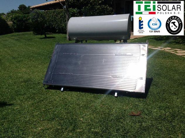 Panel słoneczny z zbiornikiem na trawniku, widoczne logo TEI Solar i certyfikaty.