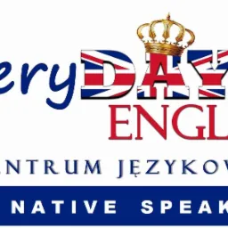 Logo szkoły językowej 'everyDAY English' w Suchej Beskidzkiej, z koroną nad napisem 'DAY' wypełnionym flagą Wielkiej Brytanii.