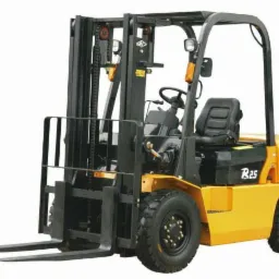 Żółty wózek widłowy R25 z czarnymi oponami i widłami na białym tle.