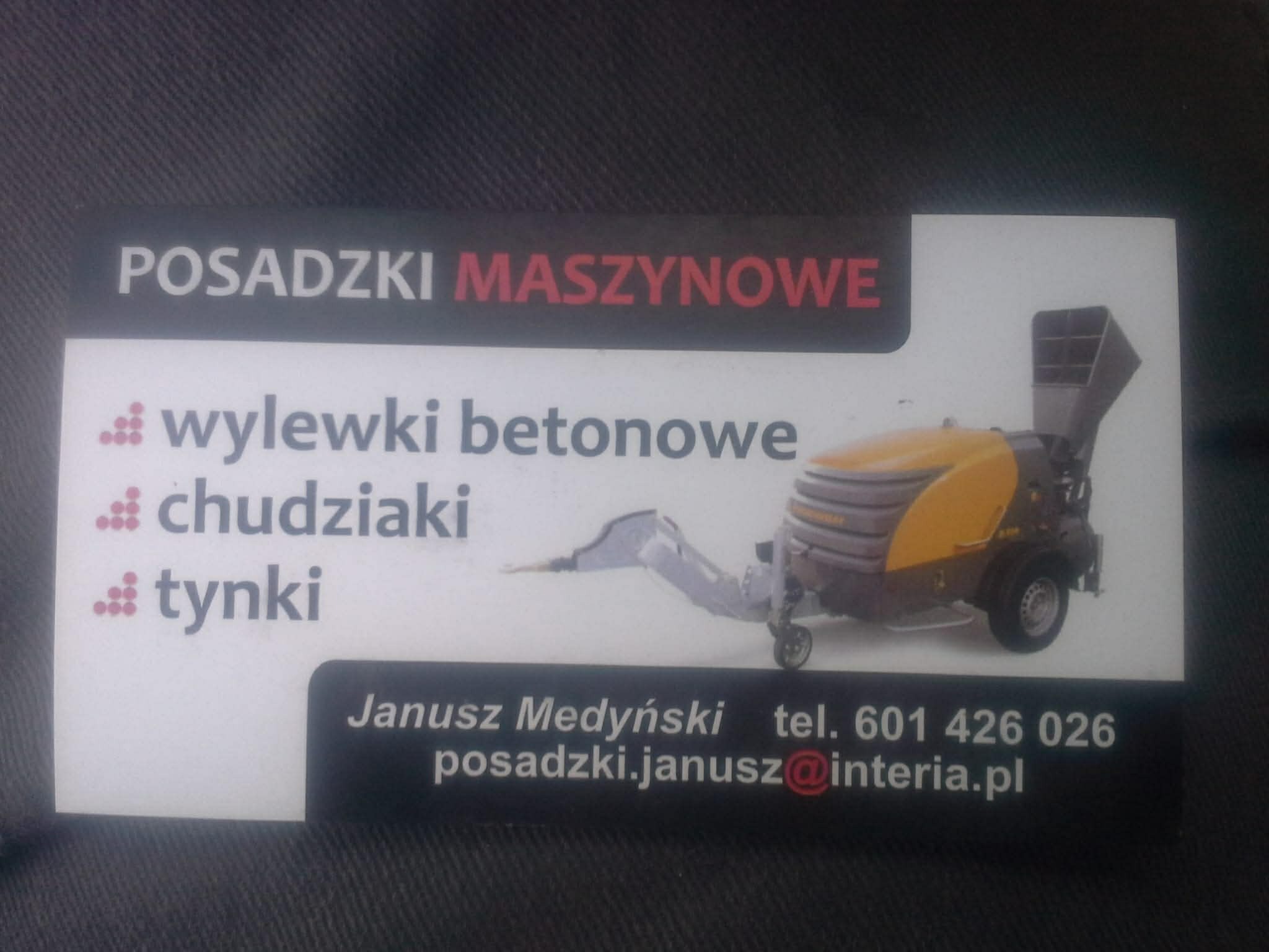Wizytówka firmy oferującej posadzki maszynowe, wylewki betonowe, chudziaki i tynki. Na wizytówce widoczna maszyna do wylewania posadzek. Dane kontaktowe: Janusz Medyński.