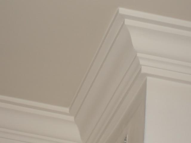 Detal wykończenia wnętrza: biała listwa dekoracyjna na styku ściany i sufitu, z wyraźnym cieniowaniem podkreślającym jej trójwymiarowy profil.