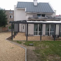 Wykonaliśmy kompleksową przebudowę i rozbudowę domu istniejącego plus elewacja i taras zewnętrzny. Strzyżowice