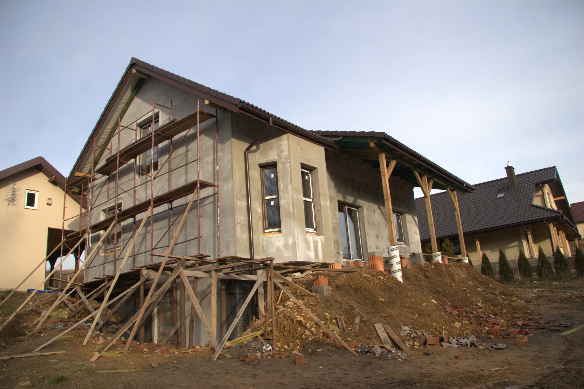 Stan surowy z piwnicami, pół roku później docieplenie budynku. Góra Siewierska