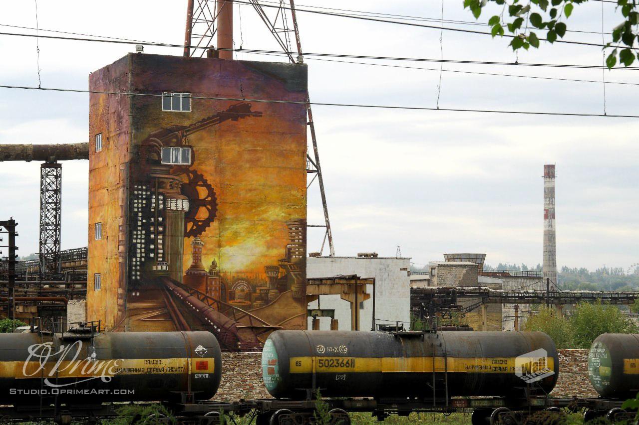Industrialny mural na budynku fabryki z wagonami kolejowymi. Grafika steampunk z elementami miasta i koła zębatego. Widok na fabryczny krajobraz.