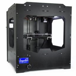 Grawires Jakub Sikora - Czarna drukarka 3D z widocznym wnętrzem i wyświetlaczem LCD, prezentowana na białym tle.