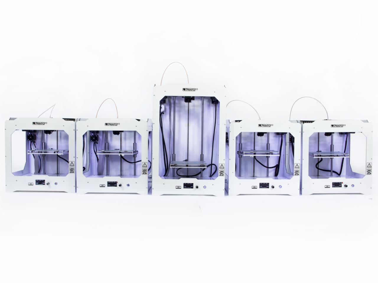 Rząd pięciu białych drukarek 3D różnych rozmiarów, ustawionych na białym tle.