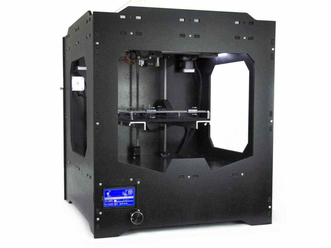 Czarna drukarka 3D z widocznym wnętrzem i wyświetlaczem LCD, prezentowana na białym tle.