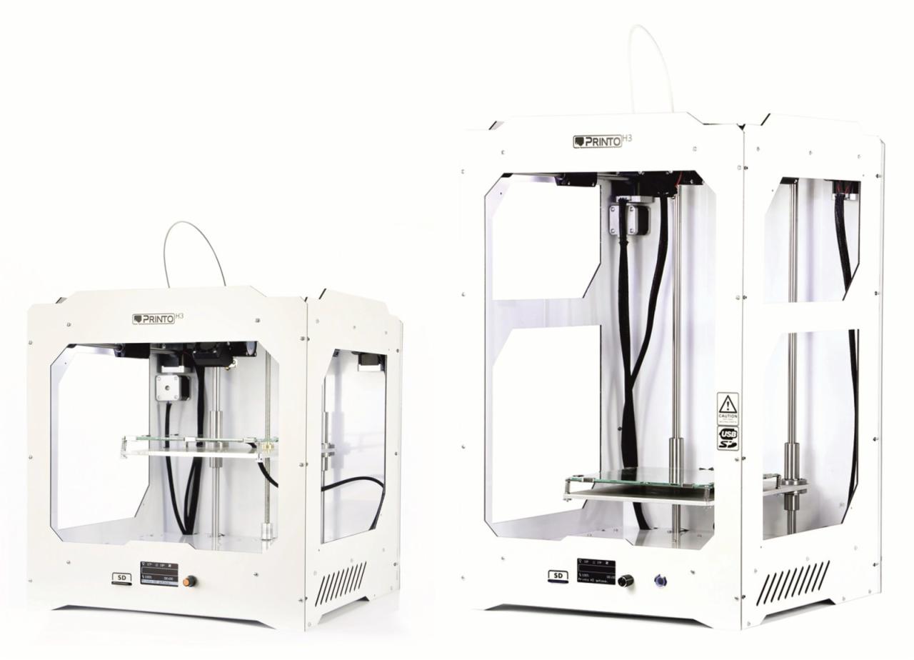 Dwie białe drukarki 3D Printo H3 w Rzeszowie, widoczne elementy konstrukcyjne i panel sterowania.