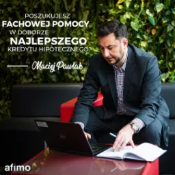 Mężczyzna w garniturze pracuje przy laptopie, notując coś w otwartym notesie, na pierwszym planie logo firmy afimo.