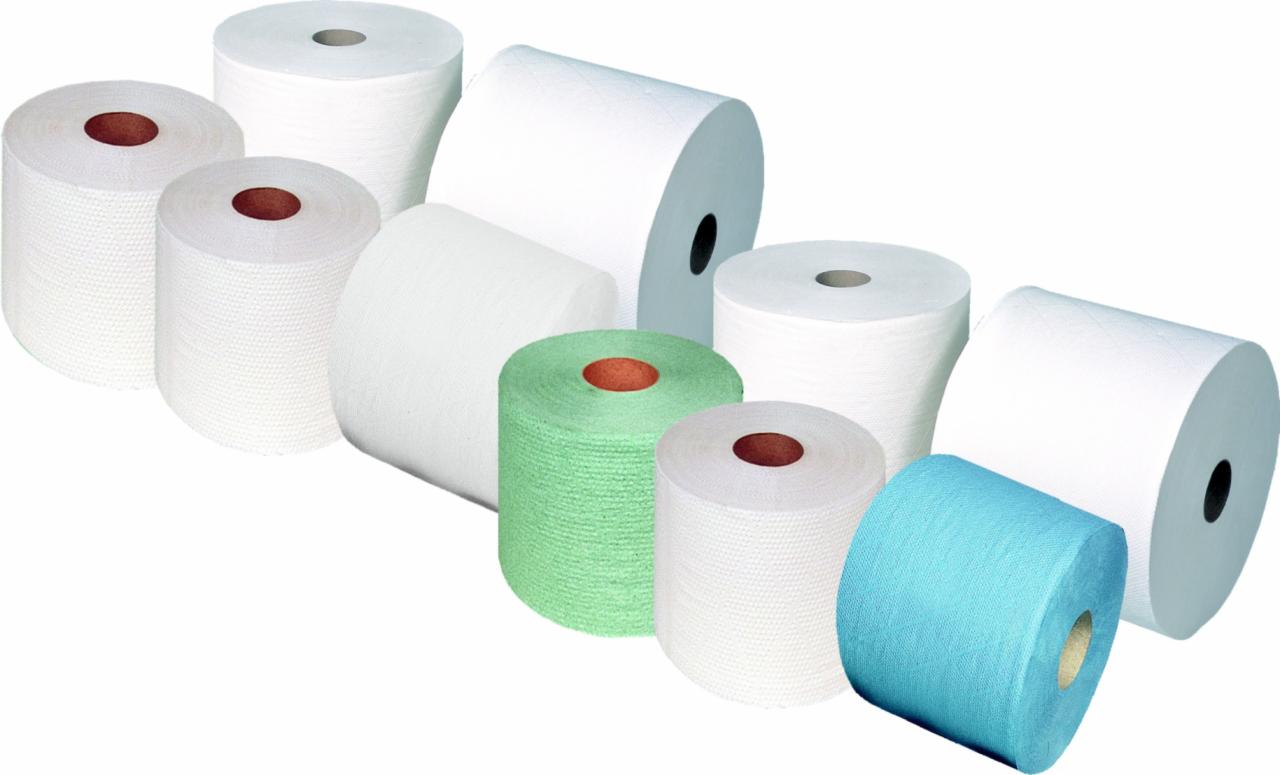 Różnokolorowe rolki czyściwa przemysłowego, w tym białe, zielone i niebieskie, o różnej wielkości, na białym tle. Widoczne faktury materiałów i otwory w rolkach.