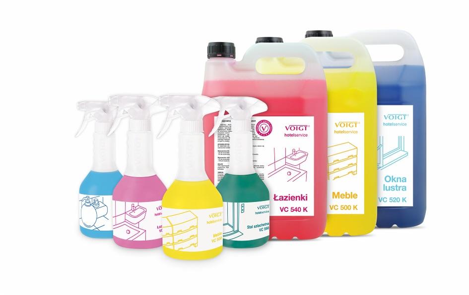 Kolorowe płyny czyszczące Voigt hotelservice w butelkach z rozpylaczem i kanistrach, etykiety z rysunkami łazienki, mebli i okien. Produkty do czyszczenia.