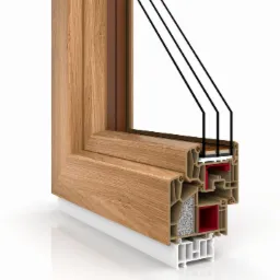 Przekrój ramy okiennej z potrójnym szkleniem, imitacja drewna dębowego, widoczne komory i uszczelki.