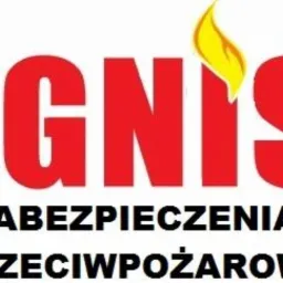 Czerwony logotyp firmy IGNIS Zabezpieczenia Przeciwpożarowe z płomieniem nad napisem IGNIS. Tekst w dwóch wierszach, czcionka pogrubiona, krój bezszeryfowy.