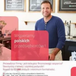 Uśmiechnięty mężczyzna w kawiarni, oferta finansowania dla firm. Napis: Wspieramy polskich przedsiębiorców! Skorzystaj z szybkiej pożyczki do 13.000 zł.