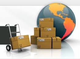 Wózek transportowy z kartonami na tle globu. Ilustracja transportu międzynarodowego, z perspektywą i cieniem, sugerująca profesjonalne usługi logistyczne.