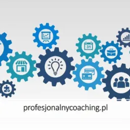 Grafika wektorowa przedstawiająca niebieskie koła zębate z ikonami symbolizującymi różne aspekty biznesu, takie jak target, sklep, żarówka, kalendarz, wykresy, praca zespołowa i zasoby,...