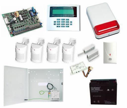 Kompletny zestaw alarmowy: centrala, czujniki ruchu, akumulator, sygnalizator. Elementy systemu zabezpieczeń domu w zbliżeniu na białym tle.