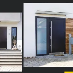 Nowoczesne, czarne drzwi wejściowe z bocznym przeszkleniem i zadaszeniem, oraz skrzynką na listy. Po lewej stronie widoczne schody i drugie drzwi.