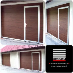 Brama garażowa segmentowa z drewna w kolorze brązowym z bocznymi drzwiami, srebrne obramowanie, widok z zewnątrz.