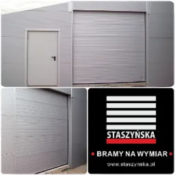 Szara brama przemysłowa segmentowa z wejściem serwisowym obok, na elewacji z blachy trapezowej, oraz logo firmy Staszyńska BRAMY NA WYMIAR.