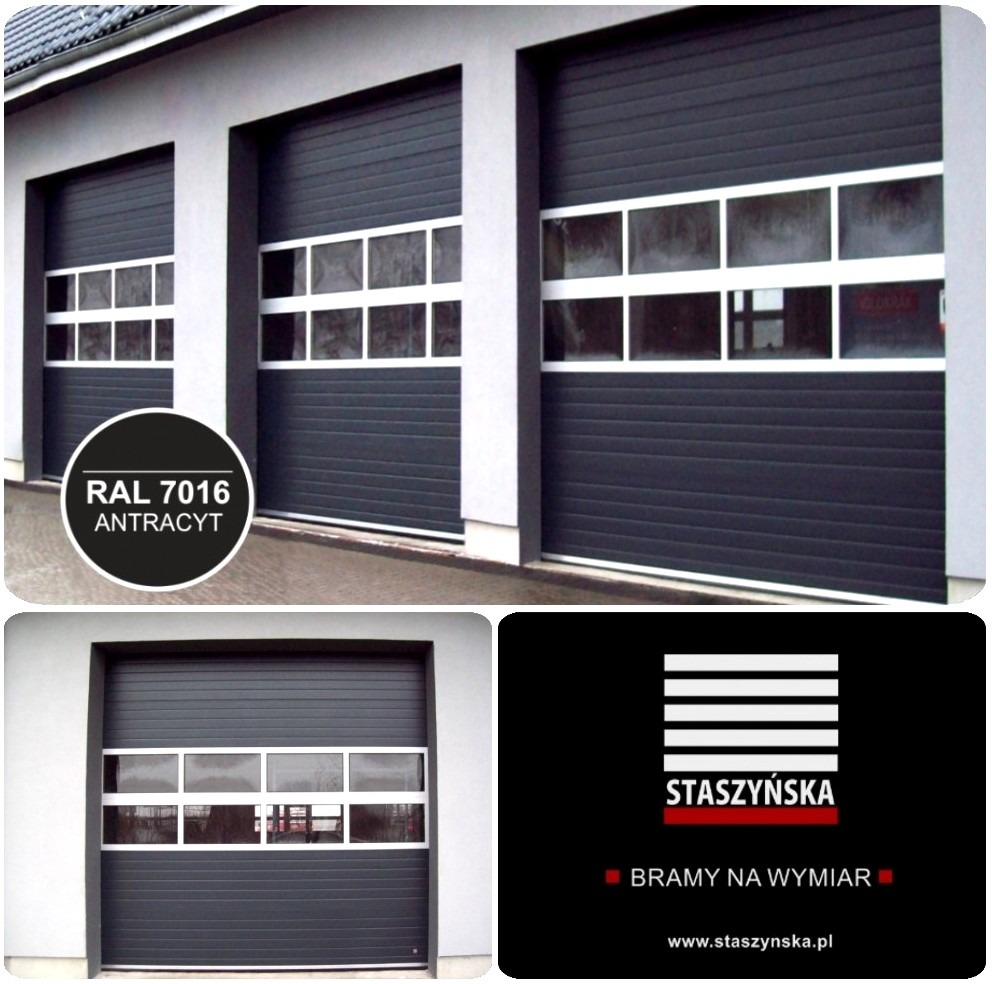 Antracytowe segmentowe bramy z przeszkleniami, widok z zewnątrz, z oznaczeniem koloru RAL 7016 i logo firmy na zbliżeniu.