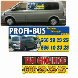 Srebrny bus z naklejkami reklamowymi na karoserii, prezentujący ofertę przewozu osób z Chojnic. Widoczne logo 'Profi-Bus' i numer telefonu.