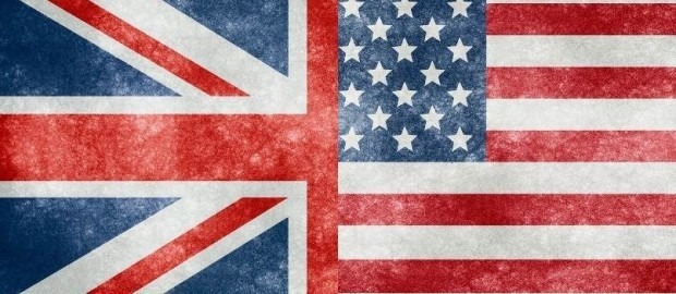 Stylizowana grafika przedstawiająca połączenie flag Wielkiej Brytanii i Stanów Zjednoczonych, z efektem postarzenia i tekstury papieru.
