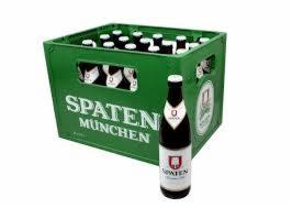 Zielona skrzynka piwa Spaten München, z widocznymi butelkami wewnątrz. Jedna butelka stoi na pierwszym planie, etykietą skierowana do przodu. Jasne tło.