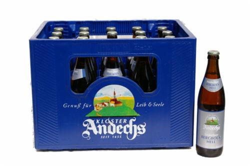 Skrzynka niebieskiego piwa KLOSTER Andechs z butelkami Bergbook Hell, jedna butelka stoi obok skrzynki, białe tło, widoczne logo i nazwa piwa.