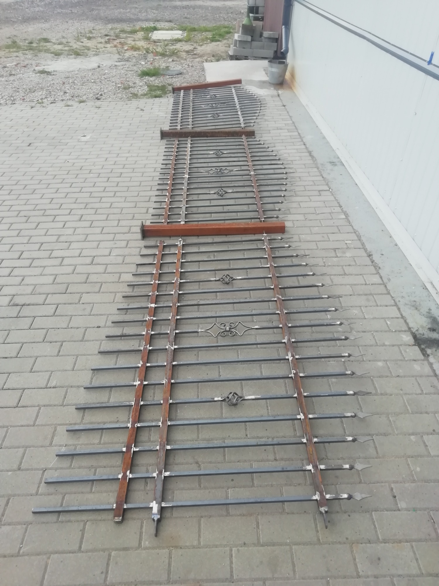 Przęsła ogrodzeniowe przed malowaniem.