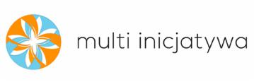 Logo firmy 'multi inicjatywa' z abstrakcyjnym symbolem kwiatu w kolorach pomarańczowym i błękitnym. Minimalistyczny krój pisma nazwy firmy na białym tle.