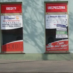 Fasada biura Wektor z ofertą: nieruchomości, kredyty, ubezpieczenia. Okna z reklamami, drzwi z godzinami otwarcia i szyldem. Tablica informacyjna na chodniku.