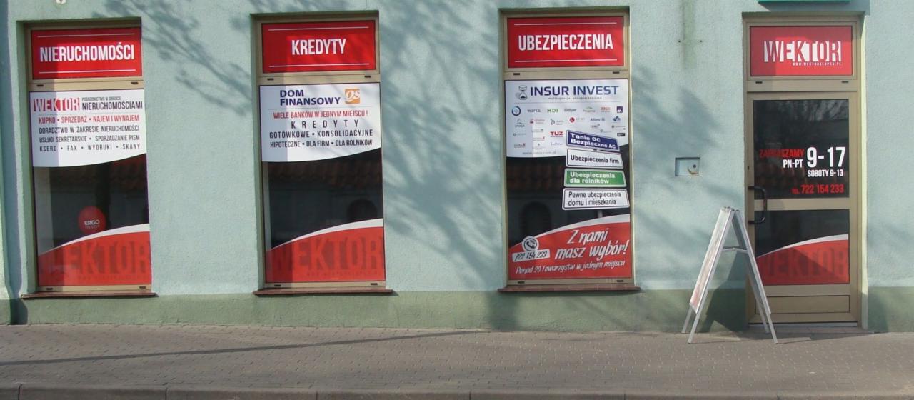 Fasada biura Wektor z ofertą: nieruchomości, kredyty, ubezpieczenia. Okna z reklamami, drzwi z godzinami otwarcia i szyldem. Tablica informacyjna na chodniku.