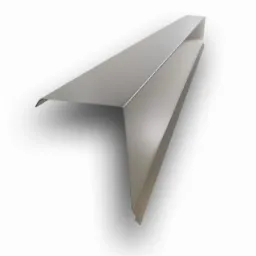 Szczegółowe ujęcie profilu blacharskiego w kolorze srebrnym, wygiętego pod kątem prostym, z widocznym załamaniem na krawędzi, umieszczonego na białym tle.