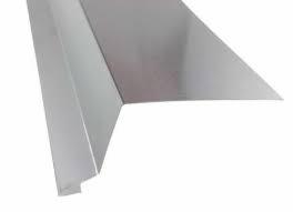 Szczegółowy widok profilu aluminiowego elementu wykończeniowego dachu, z wyraźnie zaznaczonymi kątami gięcia i krawędziami.