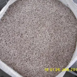 Wypełniony po brzegi biały worek z granulowanym materiałem opałowym o jasnoszarym odcieniu, widoczny fragment daty '26.JAN.2017' w prawym dolnym rogu.