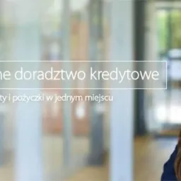 Uśmiechnięta kobieta w granatowej marynarce prezentuje profesjonalne doradztwo kredytowe, kredyty i pożyczki w jednym miejscu, na tle biura.