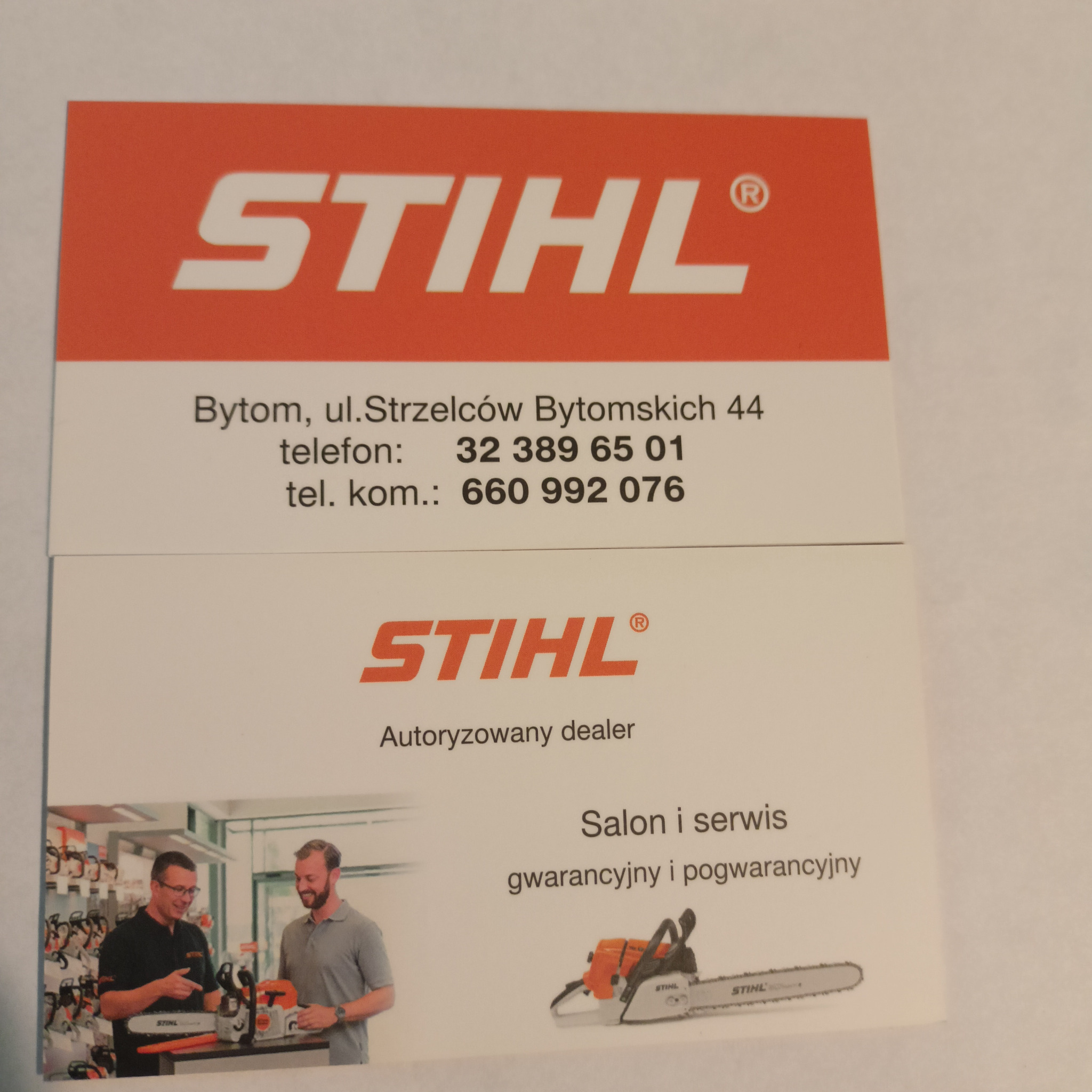 Wizytówka autoryzowanego dealera Stihl w Bytomiu, z adresem, numerami telefonów oraz informacją o salonie i serwisie gwarancyjnym i pogwarancyjnym, a także zdjęciem dwóch mężczyzn przy ladzie...